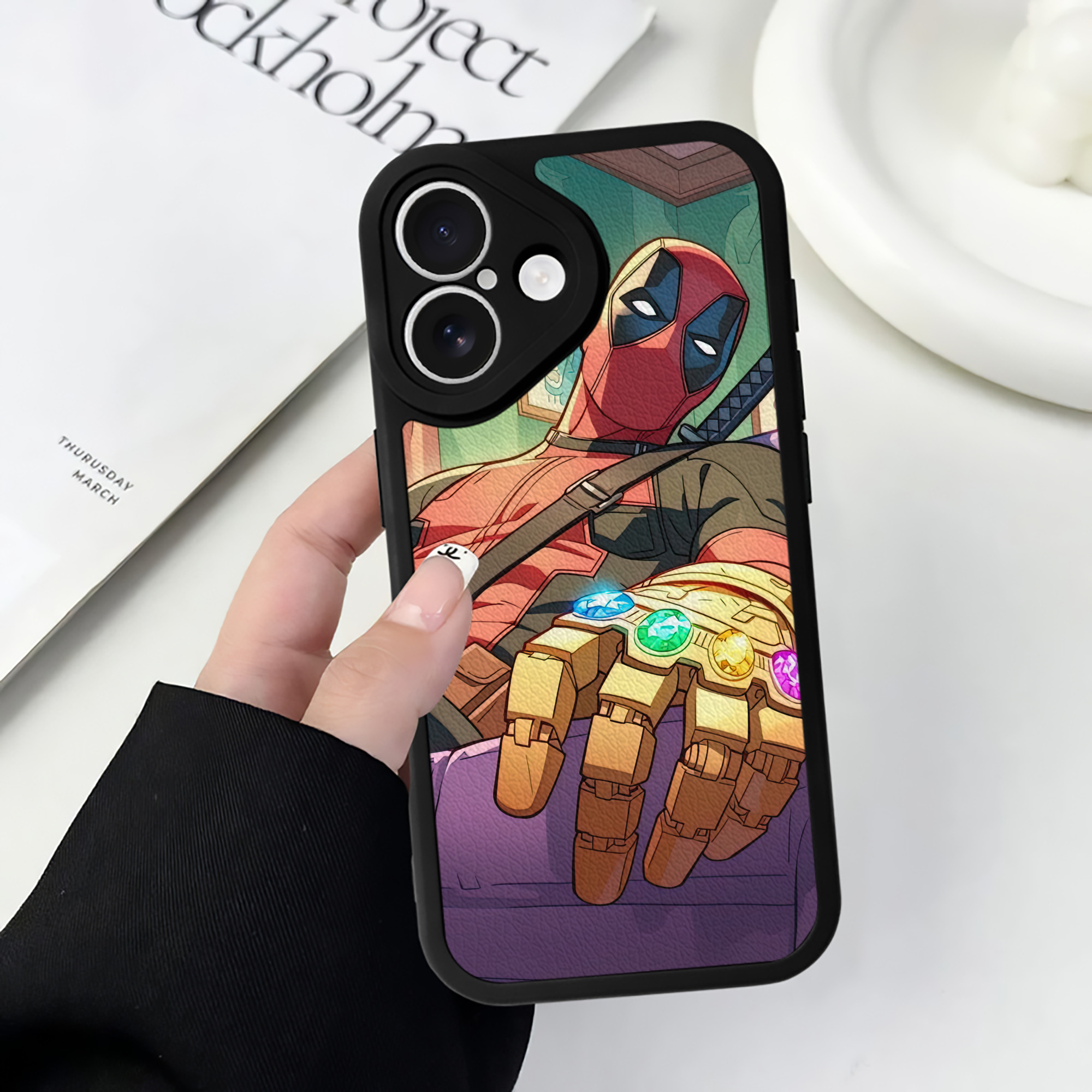 （画像用） Deadpool デッドプール 【iPhone 16シリーズ対応】シリコンスマホケース（レザー調） 材質：シリコン
